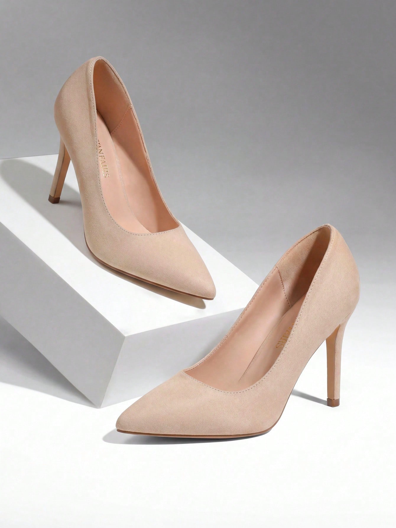 أحذية نسائية بكعب عالٍ رفيع، ب - مراجعة Court Heel Pointed وسعره